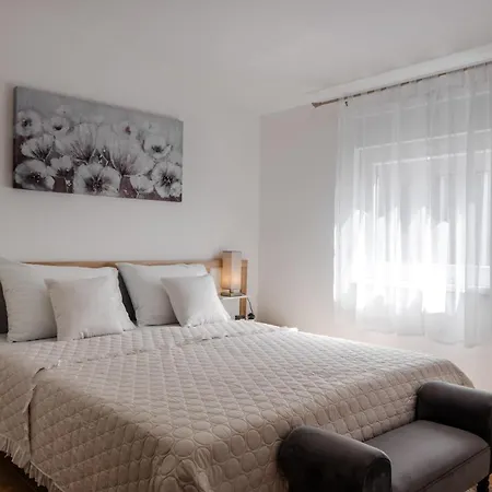 Apartman With Parking Space - 22948 *