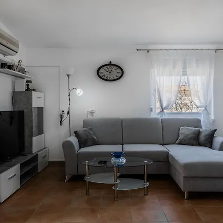 Apartman With Parking Space - 22948 *