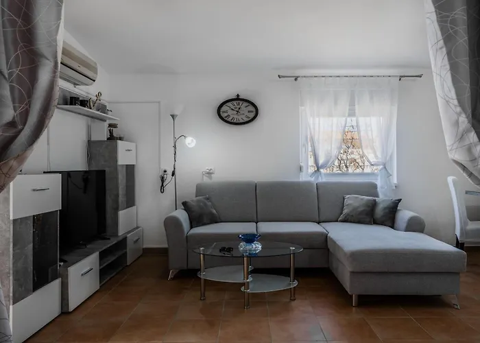 Apartman With Parking Space - 22948 *